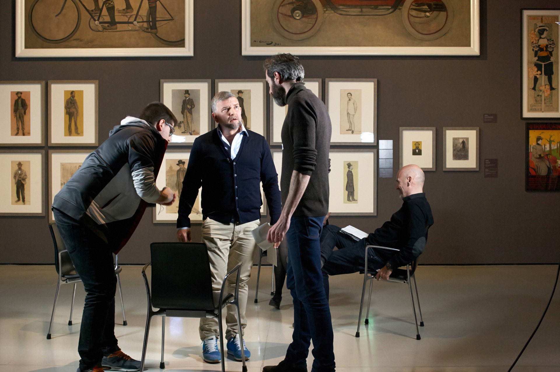 Making of de documental. Director, productor y técnico preparando entrevista en el Museu Nacional d\'Art de Catalunya. De fondo pinturas de Ramon Casas y otros artistas de Els Quatre Gats.
