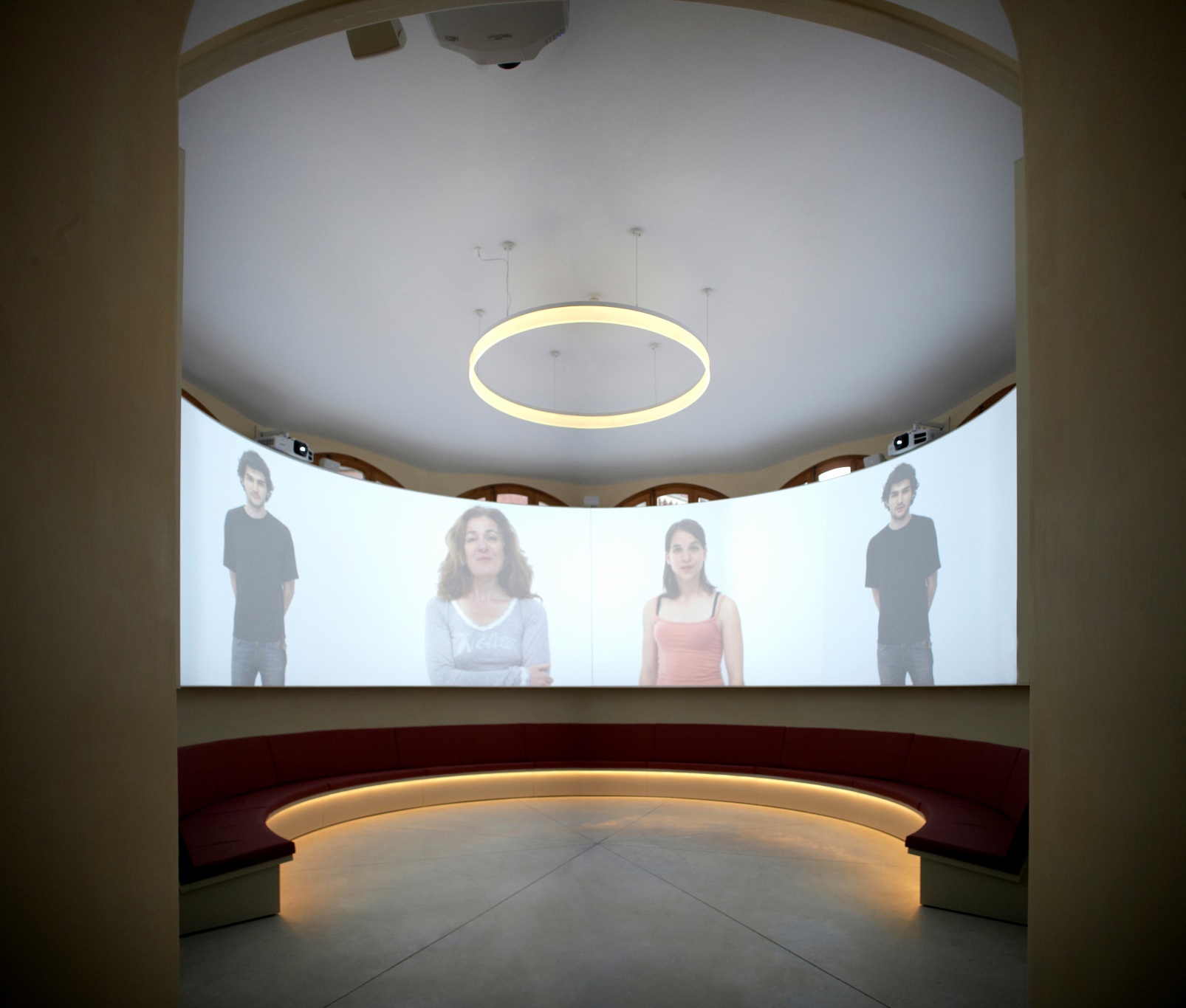 Hospital of the Santa Creu i Sant Pau. 360º audiovisual projection. Circular seat, projection shows four people. 