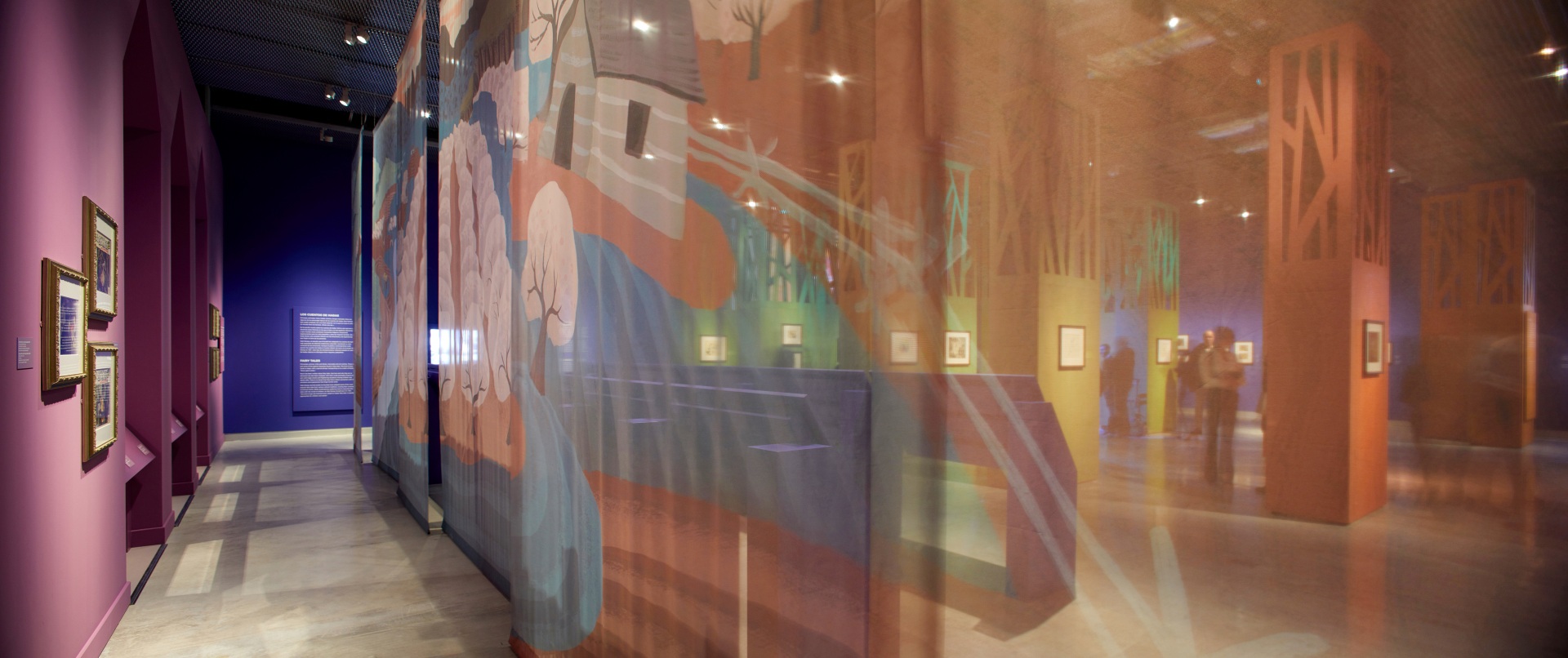 Exposición sobre Walt Disney. Mesas de dibujo color morado. Paisaje de colores. Transparencia y bosque de colores. 